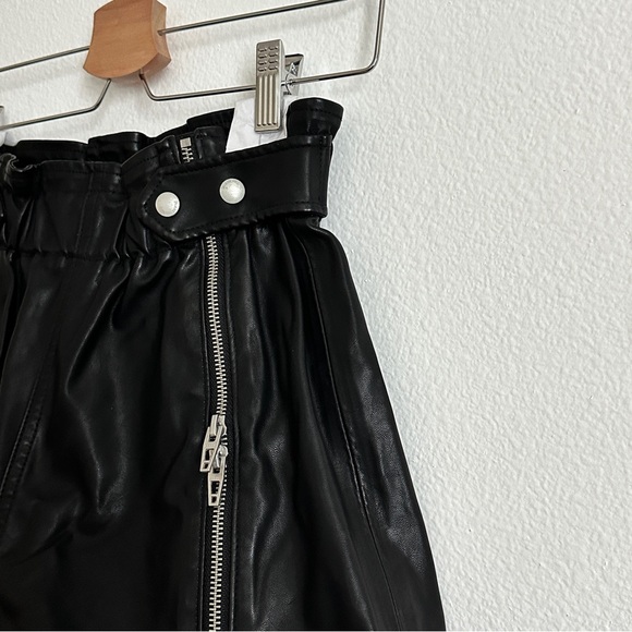 Blank NYC Black Vegan Faux Leather Paperbag Zipper Accent Shorts Size 29 - Picture 4 of 8
